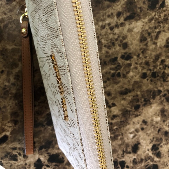 LAST 1 Michael Kors large vanilla phonecase wallet - Picture 3 of 6